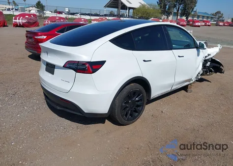 2024 Tesla Model Y Long Range Dual Motor All-Wheel Drive z USA, uszkodzony, nr VIN 7SAYGDEE5RF126043